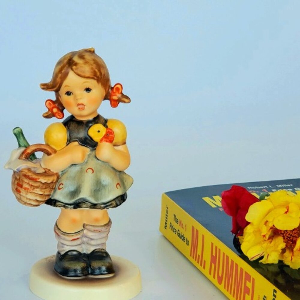 Hummel Figurine - TMK7 - No. 563/0 - Little Visitor-Exclusive Edition 1994/1995